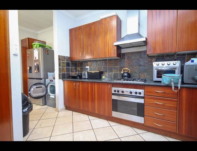 3 BEDROOM TOWNHOUSE FOR SALE IN THATCHFIELD